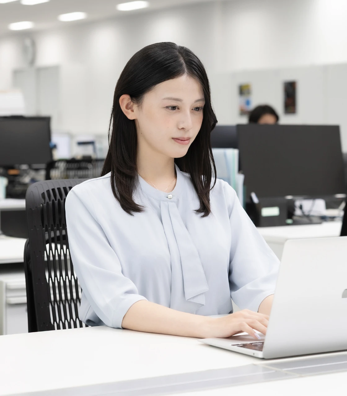 経営管理業務に取り組む社員