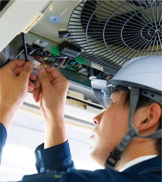 専門資格を活かして作業するエンジニア