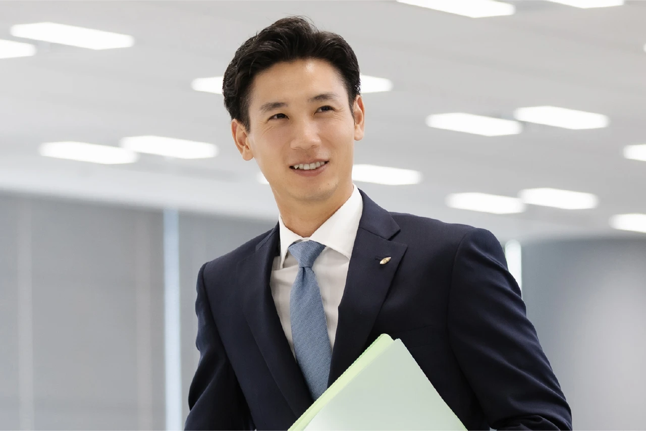 オフィスで業務にあたるビジネスプロモーション担当