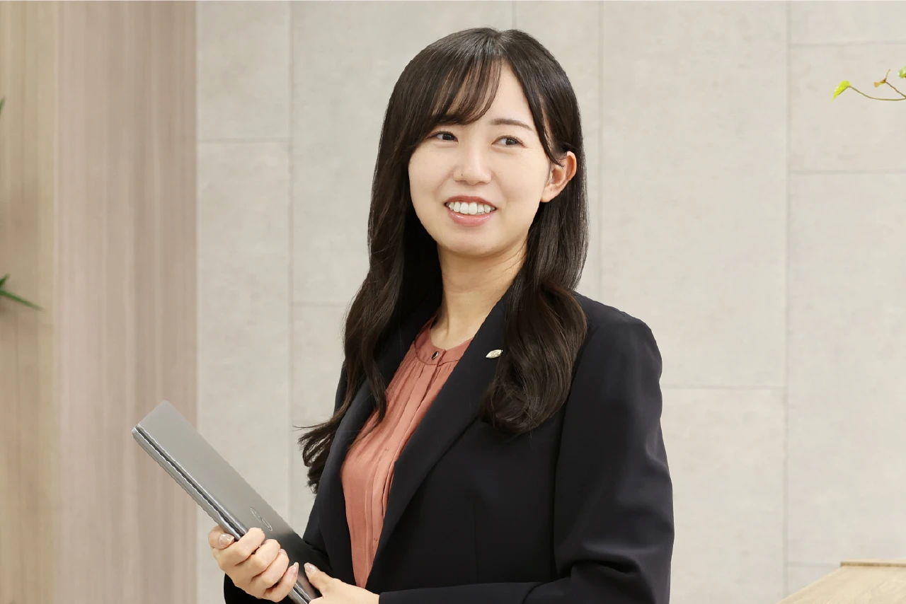 オフィスで業務にあたるビジネスマネジメント担当
