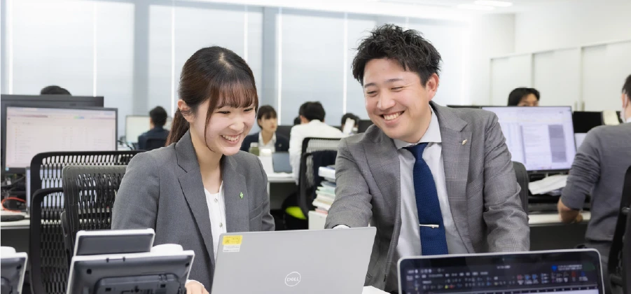 先輩社員がマンツーマンで指導するOJTの様子