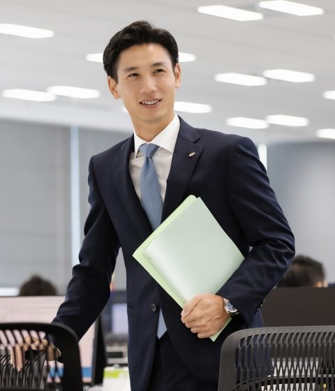 企画業務に取り組むビジネスプロモーションの社員