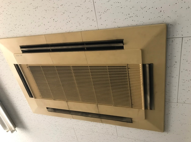 古いエアコン