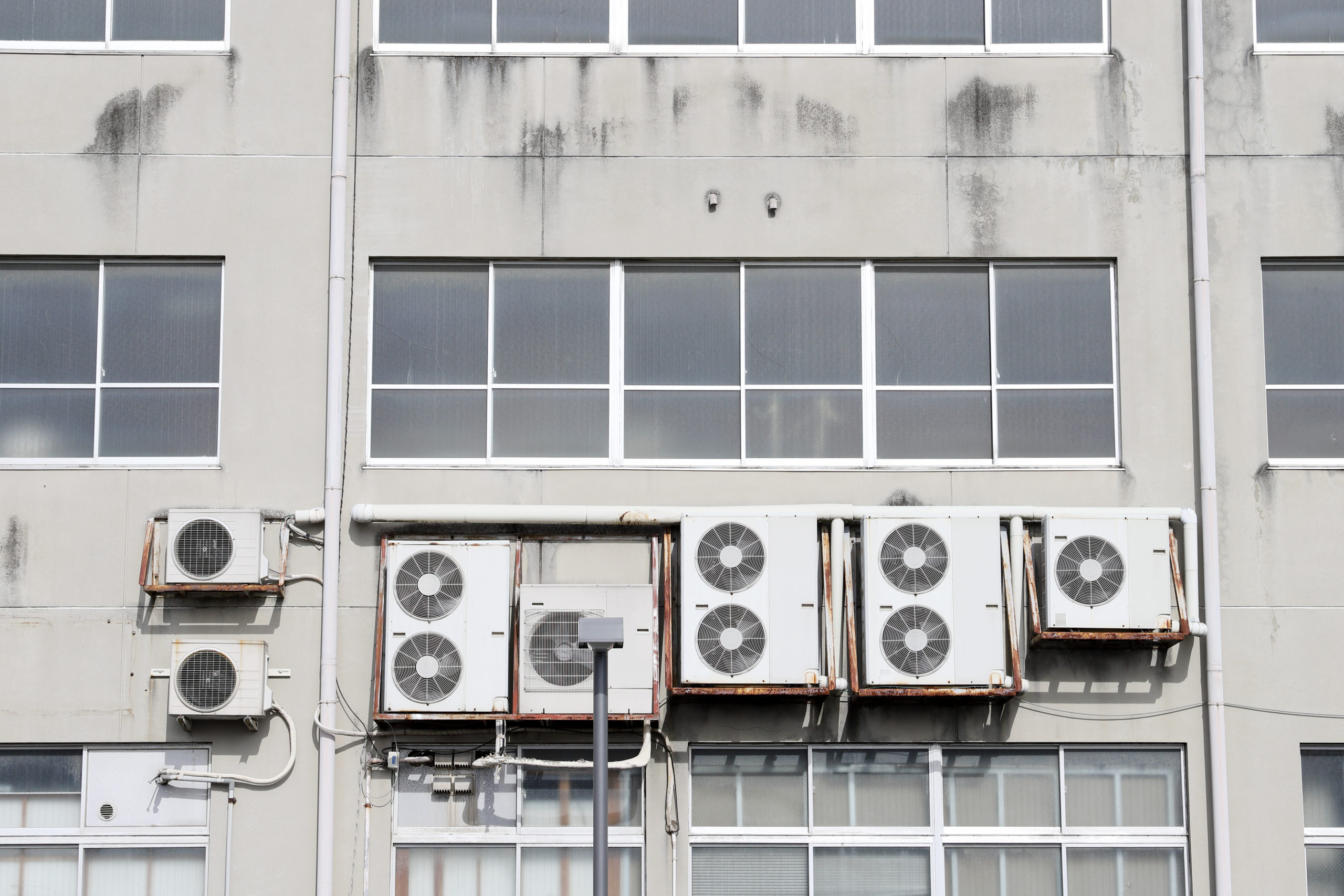 危険な場所の室外機