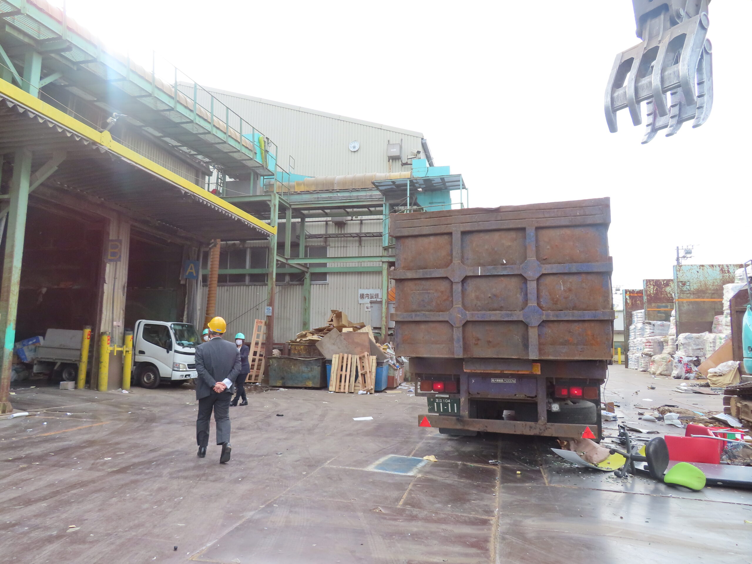 左に廃プラ等、右に金属（エアコン）