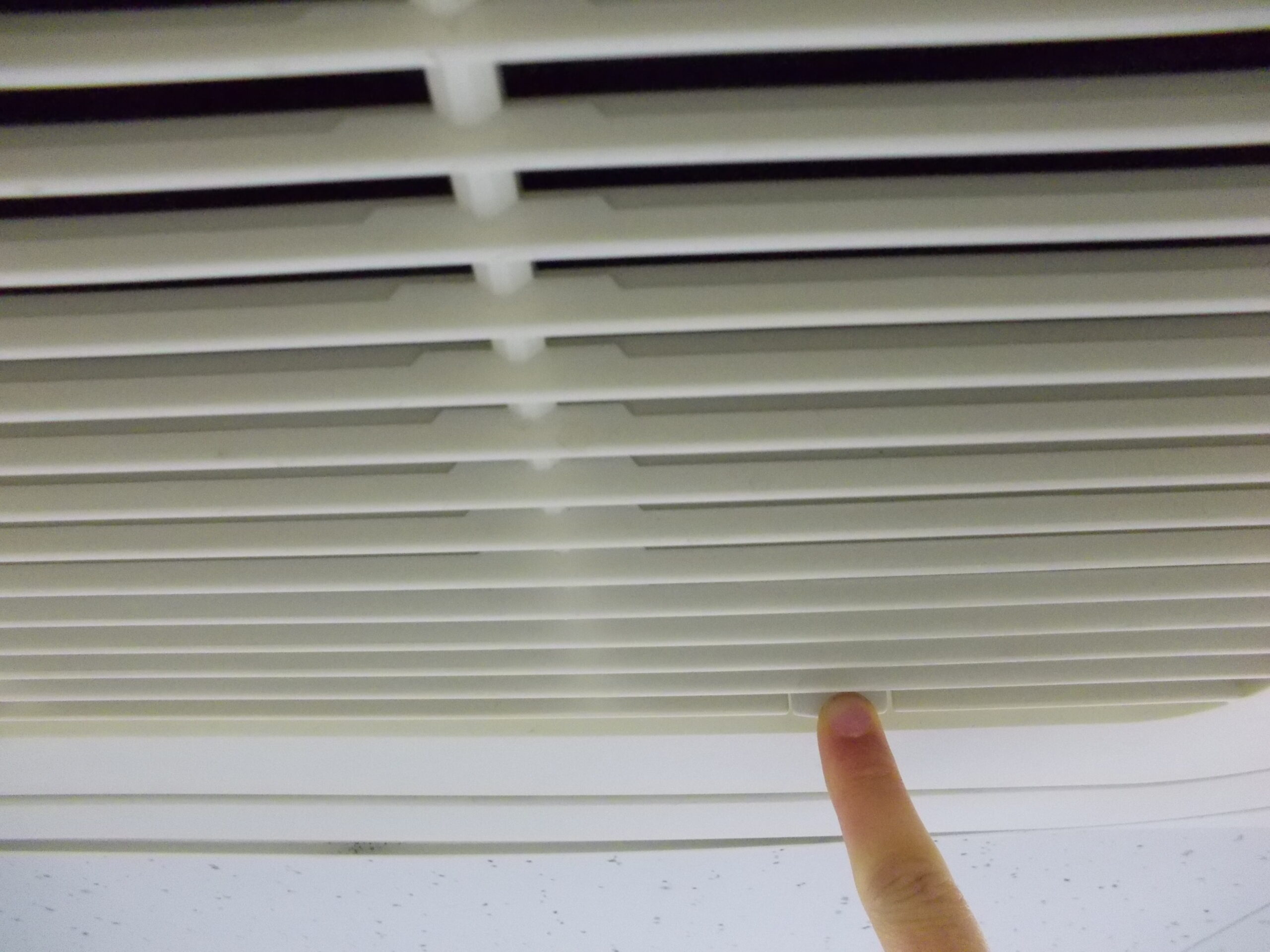 エアコン　フィルター　外し方