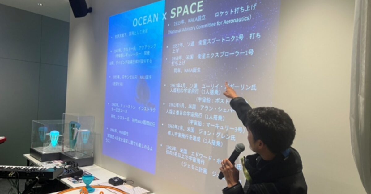 講演している様子